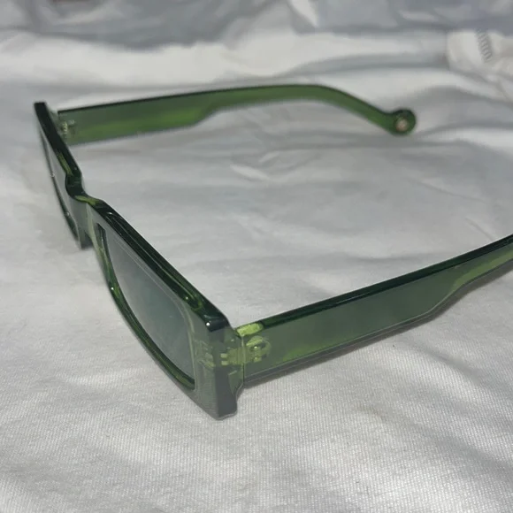 Green rectangular shaped sunglasses. - Picture 2 of 3